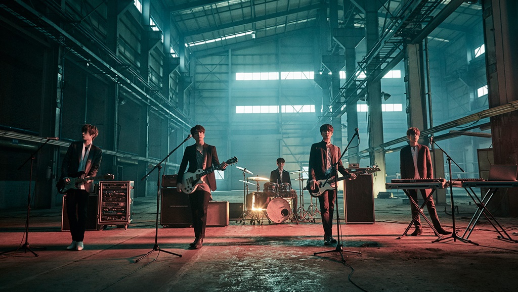 Love me or leave me day6 текст. Day6 if mata aetara. love me or leave me day6. one day band группа. обложка day6 love or leave me.